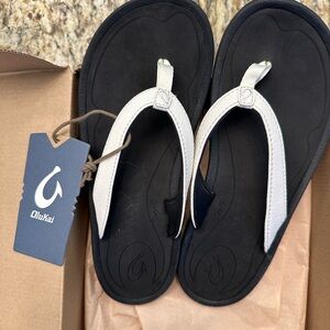 OluKai Women's Black and Cream Sandals